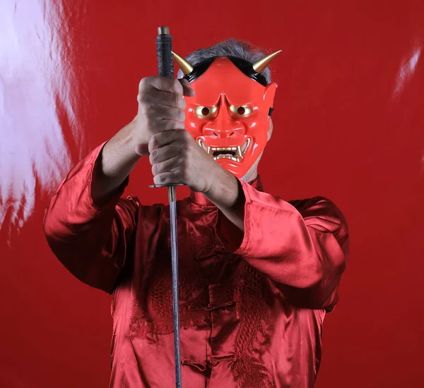 Kırmızı Şeytan Maskeli Bir Adamın Portresi — Stok fotoğraf
