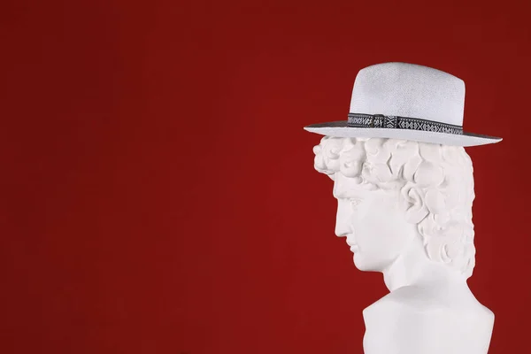 Hat White Plaster Head Sculpture — Stock Photo, Image