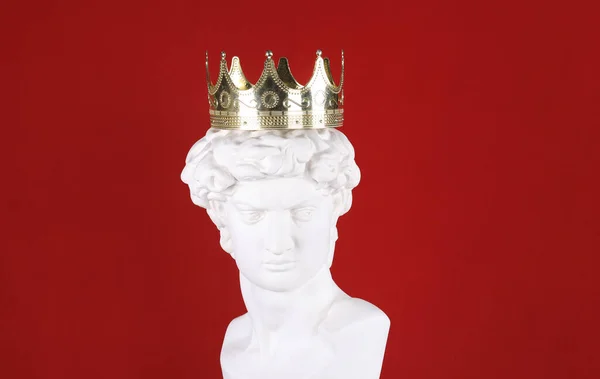 왕관을 고대흰 조각품 — 스톡 사진