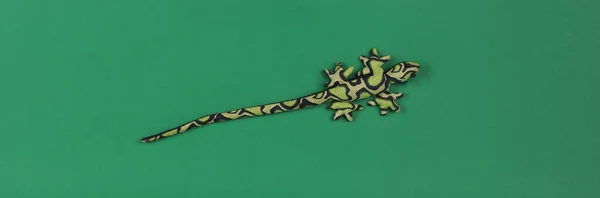 Zelená Hračka Ještěrka Zeleném Pozadí — Stock fotografie