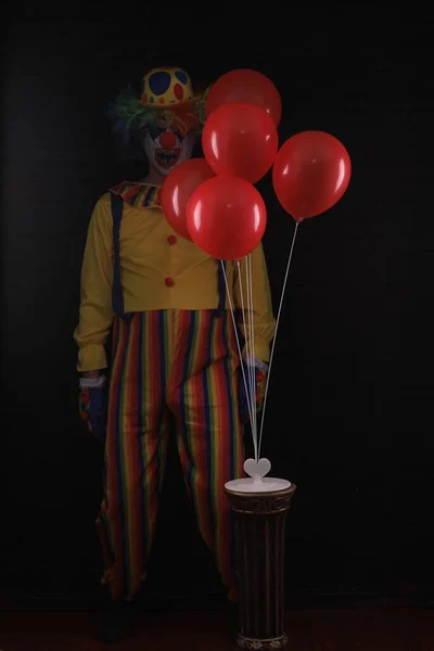 Payaso Malo Con Globos Rojos — Foto de Stock