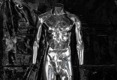 Siyah arka planda gümüş bir mankenin bacakları