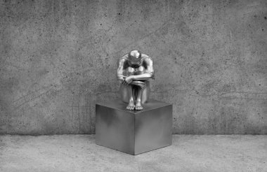 Gri arka planda gümüş adam heykeli