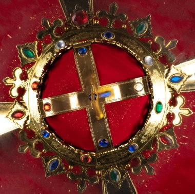 Aynadaki tacın yansıması.