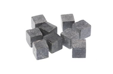 Beyaz arka planda izole edilmiş alkollü içecekler için taş küpler