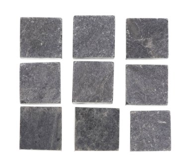 Beyaz arka planda izole edilmiş alkollü içecekler için taş küpler