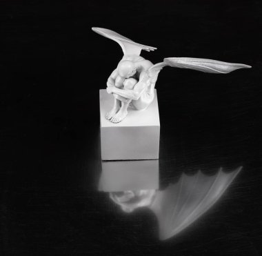 Siyah arka planda kanatları olan beyaz ölüm meleği.