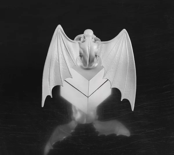黒い背景に翼を持つ白い死の天使 — ストック写真
