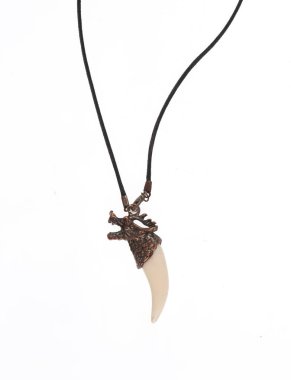 Uzundiş kolyesi beyaz arkaplanda izole edildi