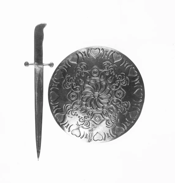Şövalye Demir Kalkanı Kılıç Beyaz Arka Planda Izole Edilmiş — Stok fotoğraf