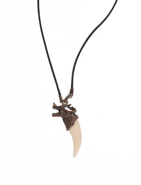 Uzundiş kolyesi beyaz arkaplanda izole edildi