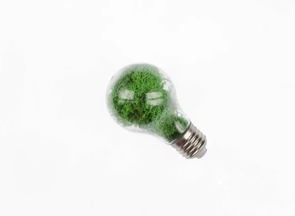 白い背景に隔離された緑のエコ電球 — ストック写真