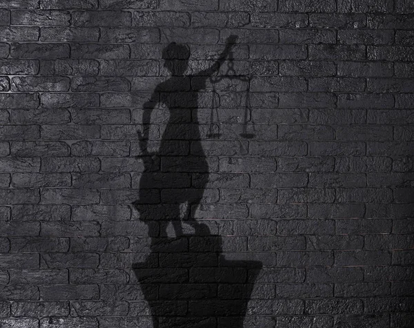 Тень Богини Фемиды Черном Фоне — стоковое фото