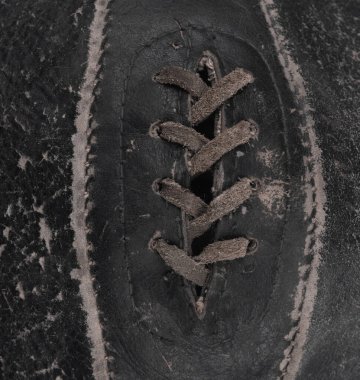 Eski siyah deri futbol topu ıssız