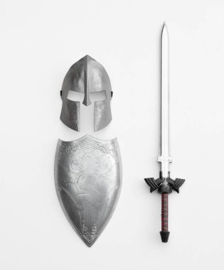 Gümüş kalkan ve kılıç beyaz arkaplanda izole edilmiş.