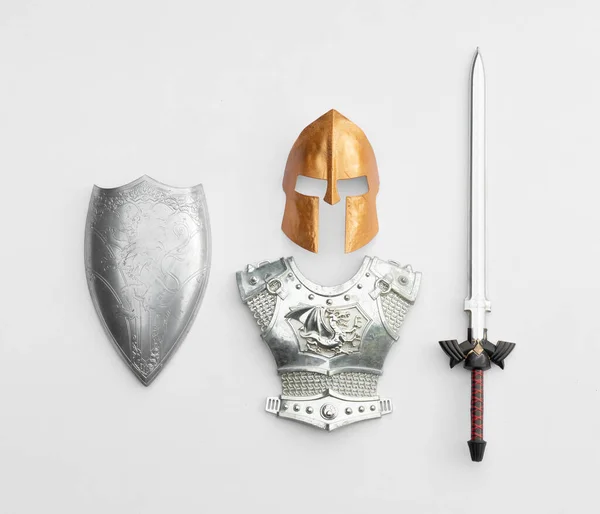 Gümüş Kalkan Kılıç Beyaz Arkaplanda Izole Edilmiş — Stok fotoğraf