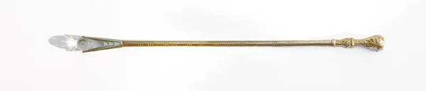 白い背景に隔離された黄金の魔法の杖 — ストック写真