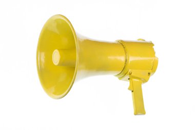 Beyaz arkaplanda izole edilmiş sarı megafon