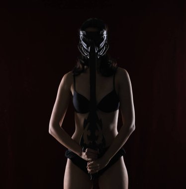 Kasklı ve kılıçlı seksi kız.