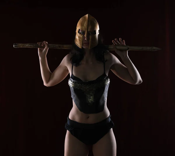 Kasklı Kılıçlı Seksi Kız — Stok fotoğraf