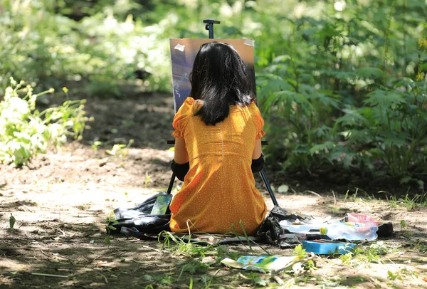 Γυναίκα Καλλιτέχνης Ζωγραφίζει Μια Εικόνα Στο Πάρκο — Φωτογραφία Αρχείου