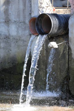 Kirli su iki borudan akıyor.
