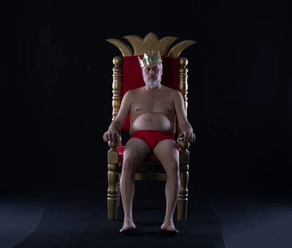 在王位上赤身裸体的国王 — 图库照片