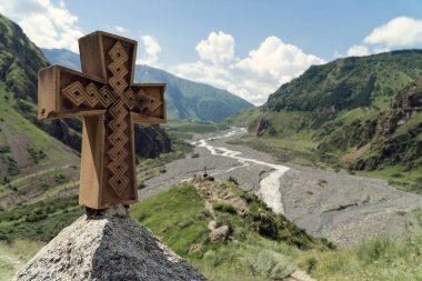 Gürcistan askeri yoluna herhangi bir gezgin için umut ve inancın sembolü olarak taş bir haç dikilmiş..