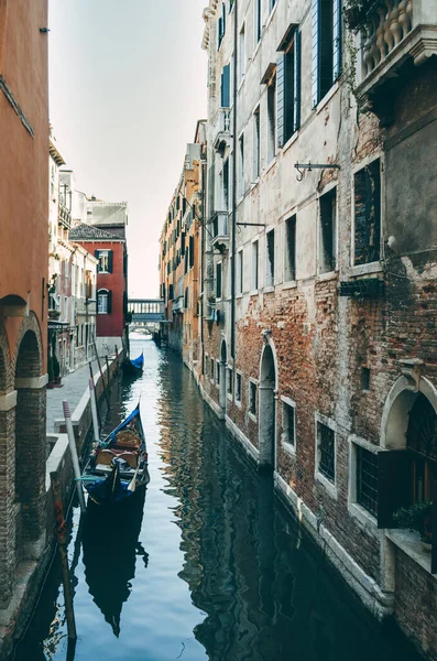 Venedik 'te sakin bir cadde. Sinir bozucu turistlerin gözlerinden saklanıyor. Bir gondol, sahibinin evinin girişine demirli..