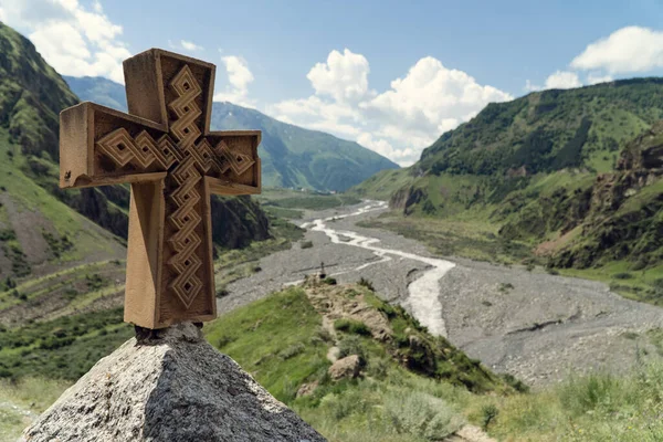 Gürcistan askeri yoluna herhangi bir gezgin için umut ve inancın sembolü olarak taş bir haç dikilmiş..