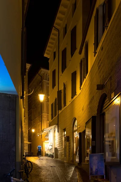 Νυχτερινή Σκηνή Στο Δρόμο Στο Riva Del Garda Μετά Από — Φωτογραφία Αρχείου