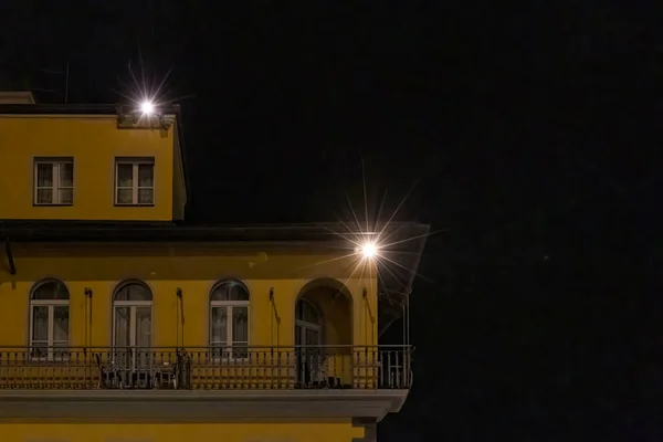 Φωτισμένη Πρόσοψη Πολυκατοικίας Μπαλκόνι Νύχτα Στο Riva Del Garda Στη — Φωτογραφία Αρχείου