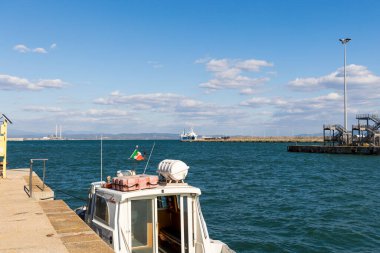 Piombino Limanı 'nın iskelesine bakın.