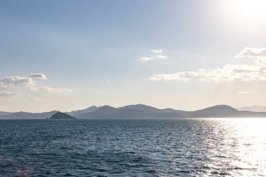 Tuscany 'deki Elba adasının kuzey batı kıyısına deniz tarafından bak.