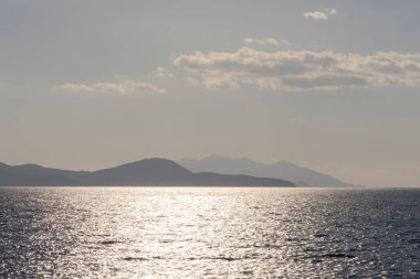 Tuscany 'deki Elba adasının kuzey batı kıyısına deniz tarafından bak.