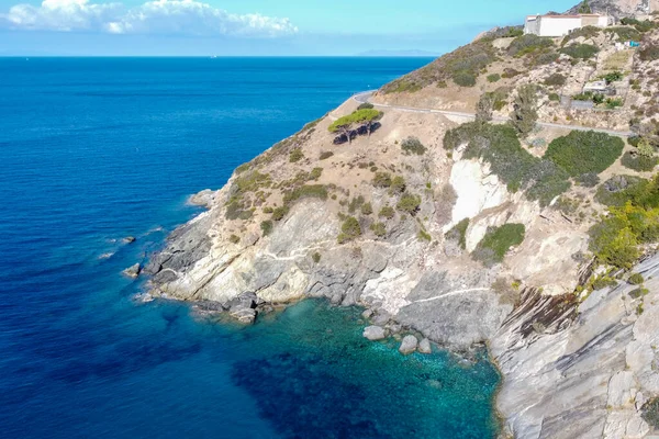 Elba 'nın kayalık kıyılarından mavi denize bak.