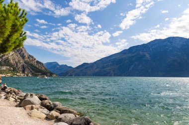 Limon Konsolosu Garda 'dan Riva del Garda' ya doğru Garda Gölü üzerinden görüntü