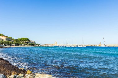 Elba adasının kıyısındaki Marciana Marina 'nın plajını, evlerini ve tepelerini görün.