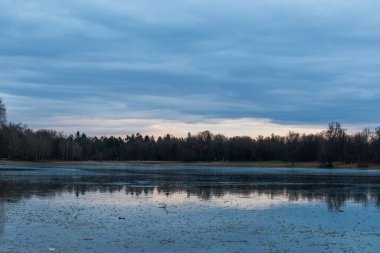 Gün batımındaki güzel sonbahar manzarası