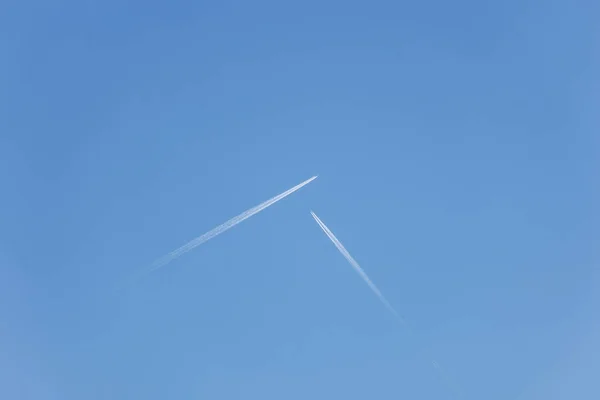 Két Repülő Repül Egymás Felé Derékszögben Kék Égen — Stock Fotó