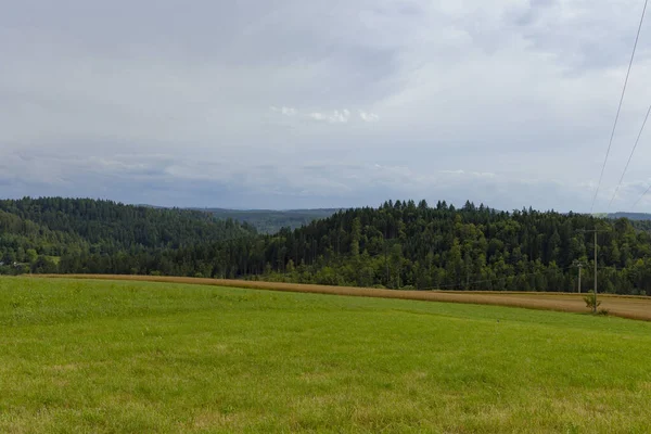 Widok Zachmurzone Niebo Nad Pastwiskami Łąkami Kierunku Lasu Albie Szwabskiej — Zdjęcie stockowe