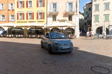 Limone itali 24-08-2021: Fiat 500e Icon Üstü açılabilir park Mount Caplone 'un önünde