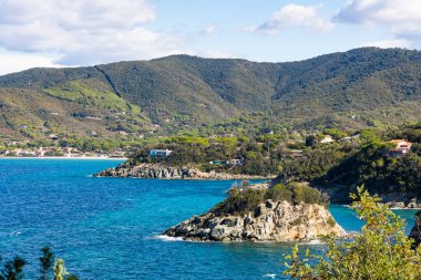 İtalya 'nın Elba adasındaki Maricana Marina' nın kıyısına ve denizine bakın.