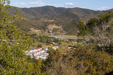 İtalya 'nın Elba adasındaki havaalanı manzarası açık mavi bir yaz gökyüzünün altında.