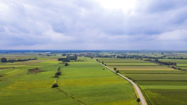 Tarım arazisinde fırtınalı bulutlu gökyüzü
