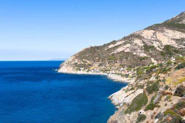 Elba adasının kıyısındaki Chiessi 'nin ev ve tepelerine bakın.