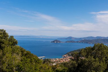 İtalya 'nın Elba adasındaki Maricana Marina' nın kıyısına ve denizine bakın.