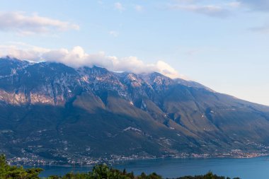 Tremosine 'den Garda Gölü manzarası