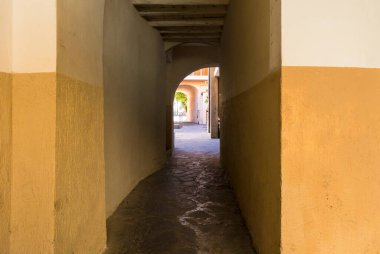 İtalya 'nın Elba adasındaki Marciana Marina' da avluya bakan iki evin arasındaki dar geçit.