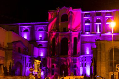 Riva del Garda, İtalya 08-25-2021: Garda Gölü 'ndeki Rva del Garda' da düzenlenen ışık festivali Notte di Fiabia 'da aydınlatılmış evler